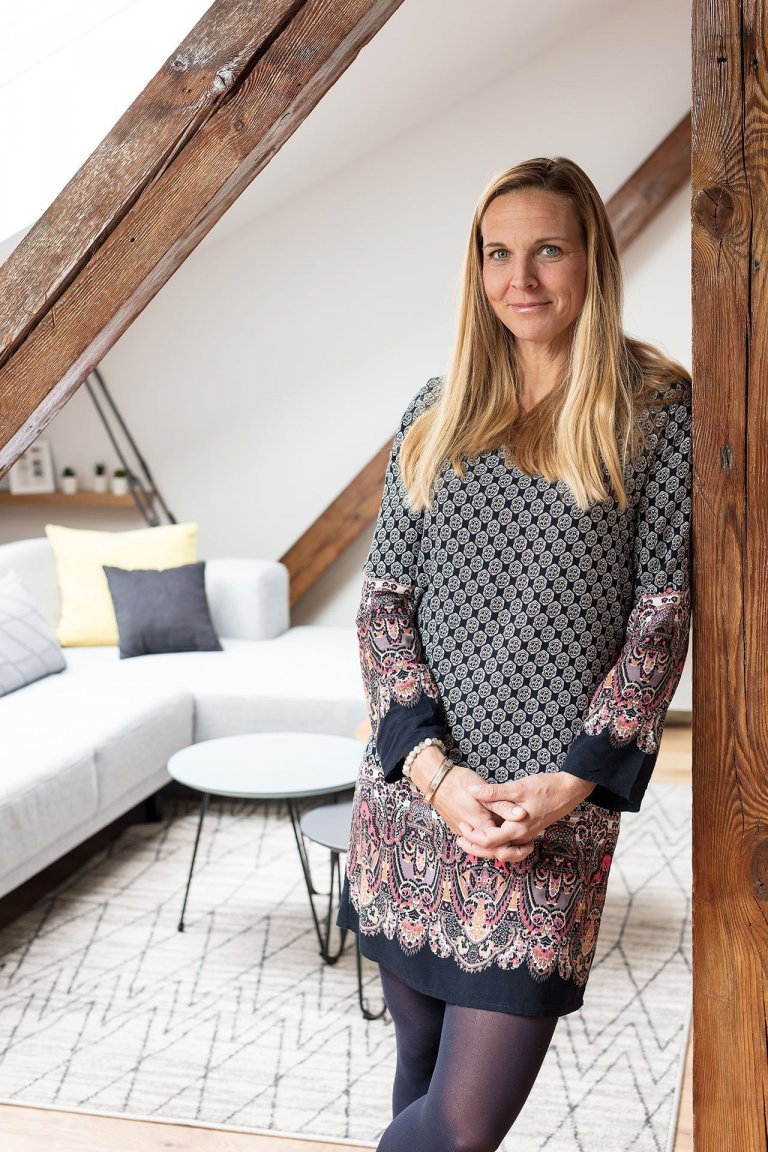 Na začátku tohoto interiéru nebylo nic. Úplně holá půda. Přišli jste nahoru pod střechu, všude jen trámy, holé zdi a tma. Otázka byla, co tu nakonec vznikne, k…