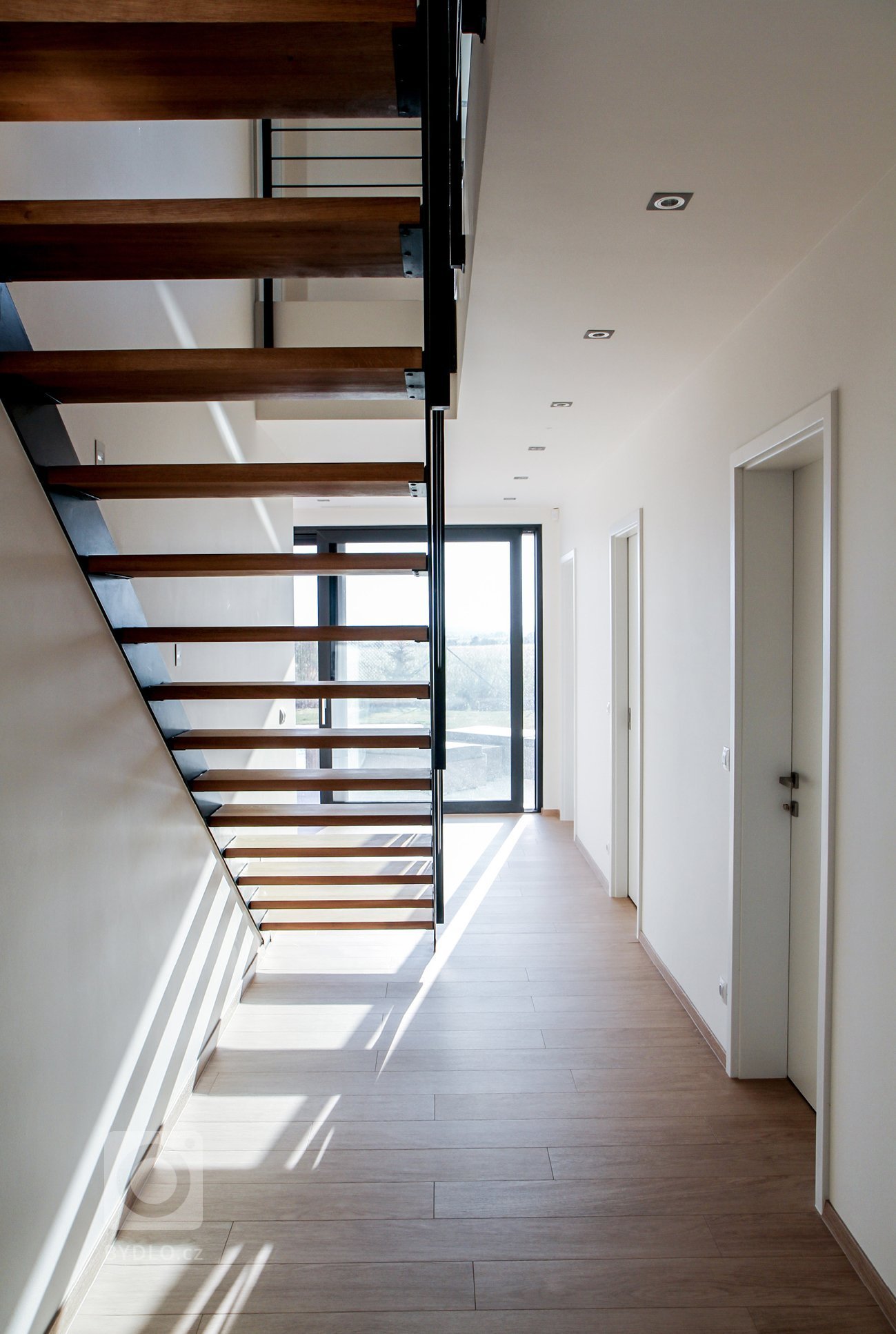 Novostavba rodinného domu je příkladem naší práce na pasivních stavbách. Jednoduchá&nbsp; stavba se otevírá směrem do krajiny ze západní strany velkými okny a…