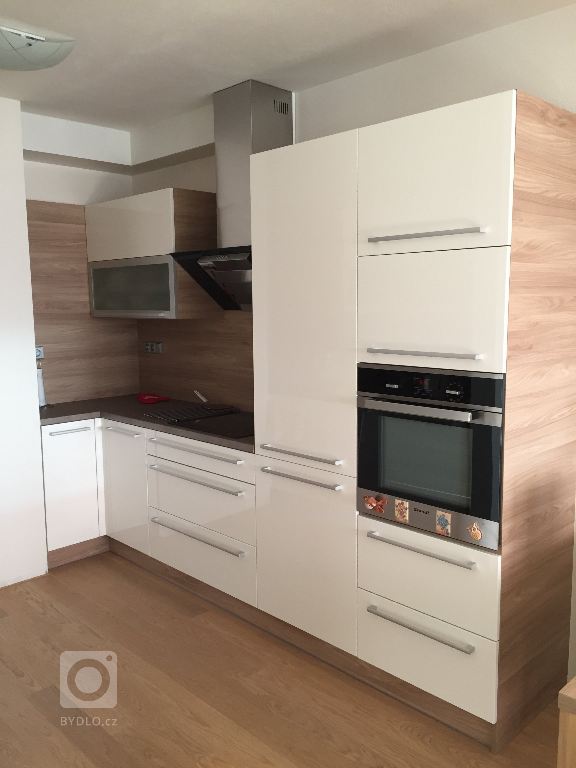 Realizace kompletního obývacího prostoru a kuchyně &quot;na klíč&quot;. Masivní dubová podlaha, sedací souprava doplněná konferenčním stolkem ve stejném dekoru…