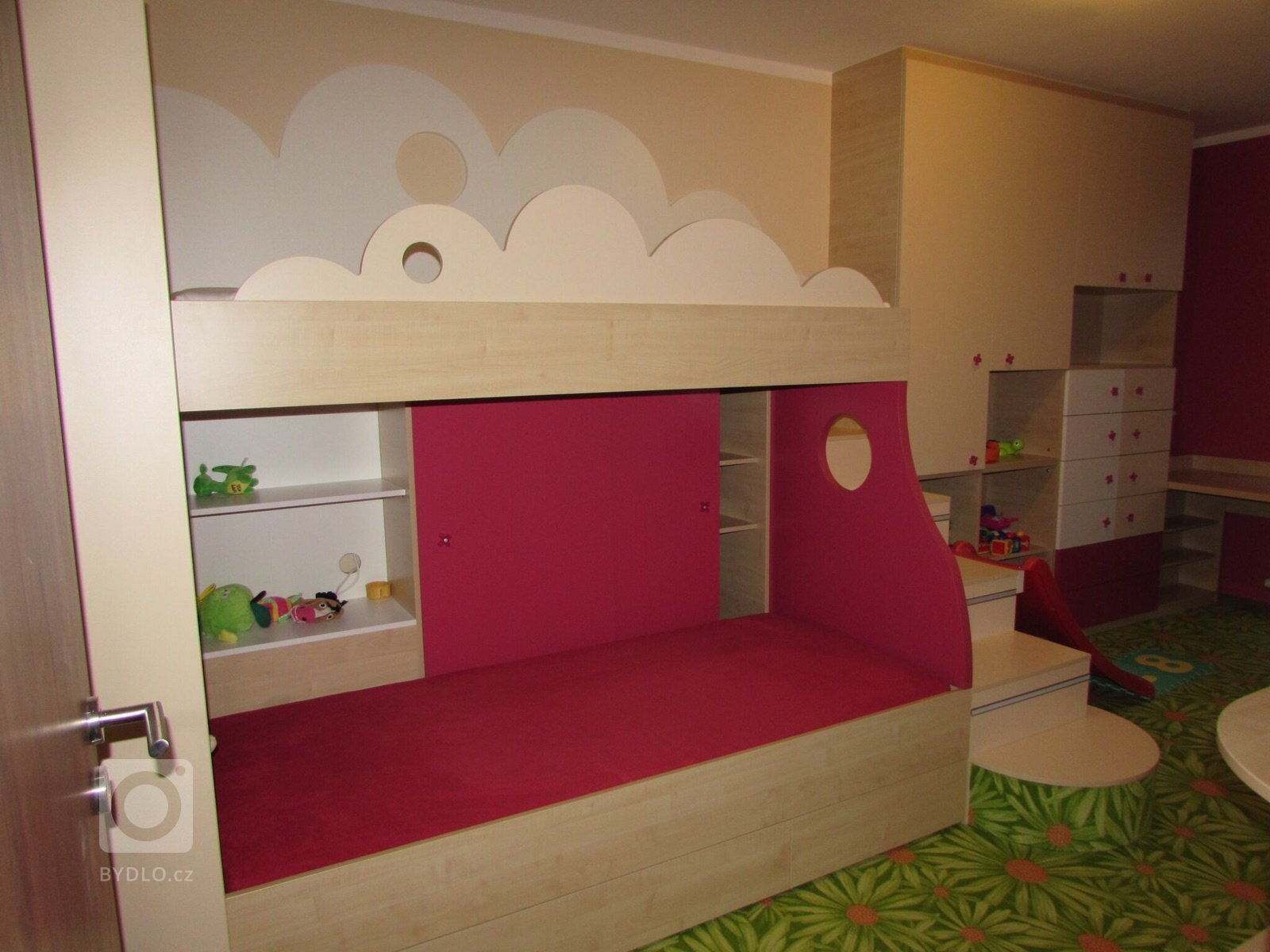 postel v dětském pokoji 