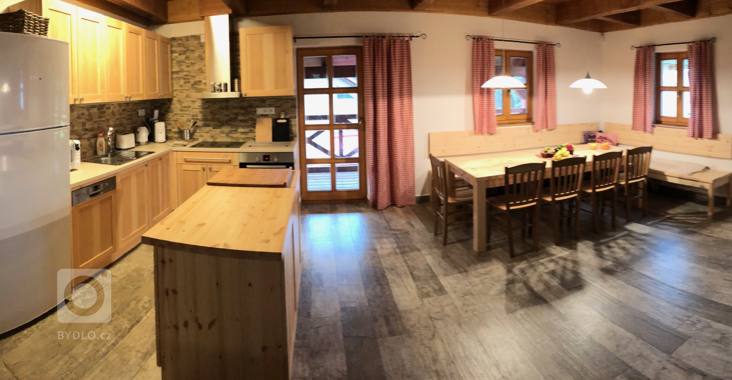 Kuchyňská linka z masivní borovice do stylového prostředí horské chaty