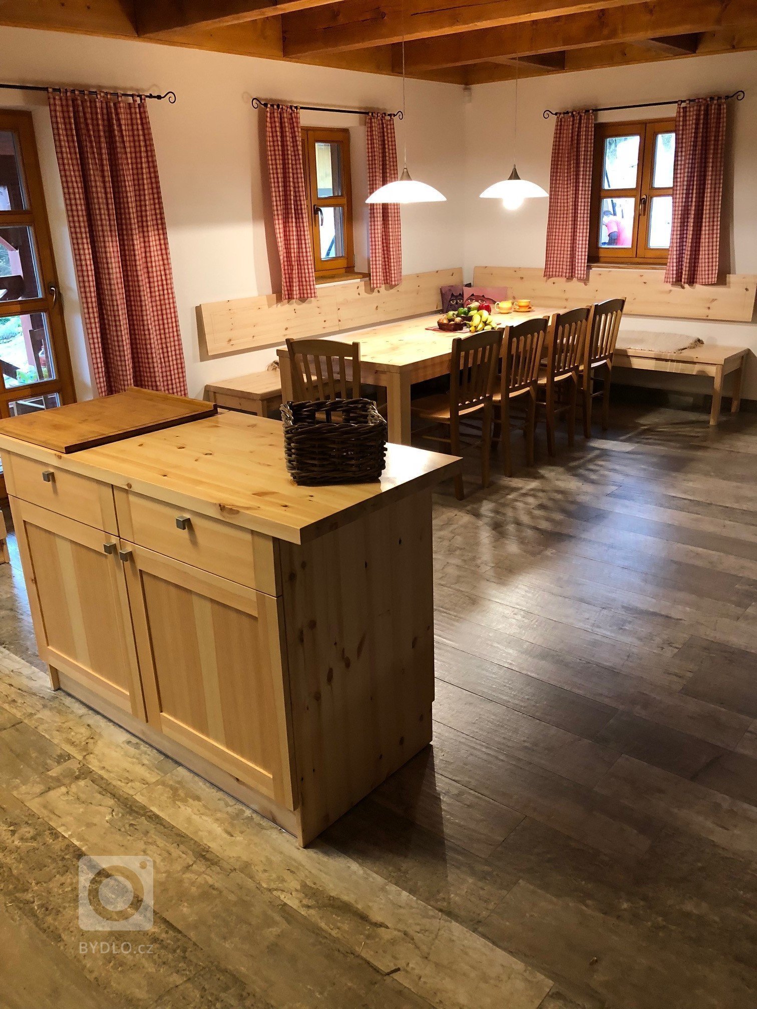 Kuchyňská linka z masivní borovice