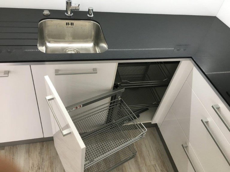 kuchyňská linka ve vysokém lesku s pracovní deskou z technistonu&nbsp;
