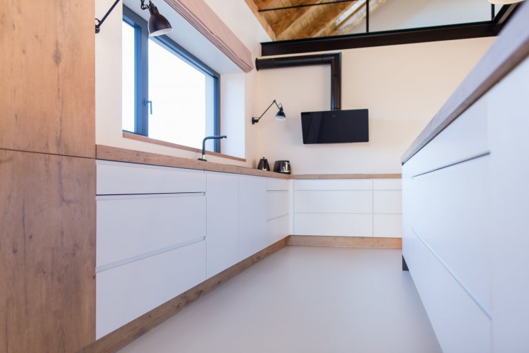 Tenhle útulný a moderní rodinný dům si zasloužil pořádnou kuchyň propracovanou do detailu. Klientka si vysnila velkou a praktickou kuchyň a tu jsem ji splnila.…