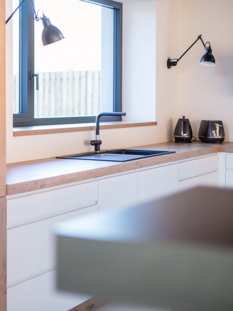 Tenhle útulný a moderní rodinný dům si zasloužil pořádnou kuchyň propracovanou do detailu. Klientka si vysnila velkou a praktickou kuchyň a tu jsem ji splnila.…