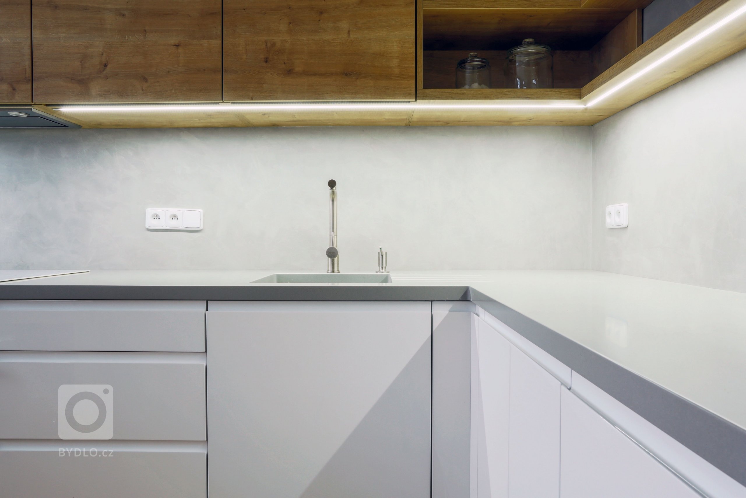 Praktickou a moderní kuchyň v paneláku jsem ráda navrhla pro jednu z mých klientek. Oblíbená kombinace bílé, šedé a dřeva je na této kuchyni v harmonii se…