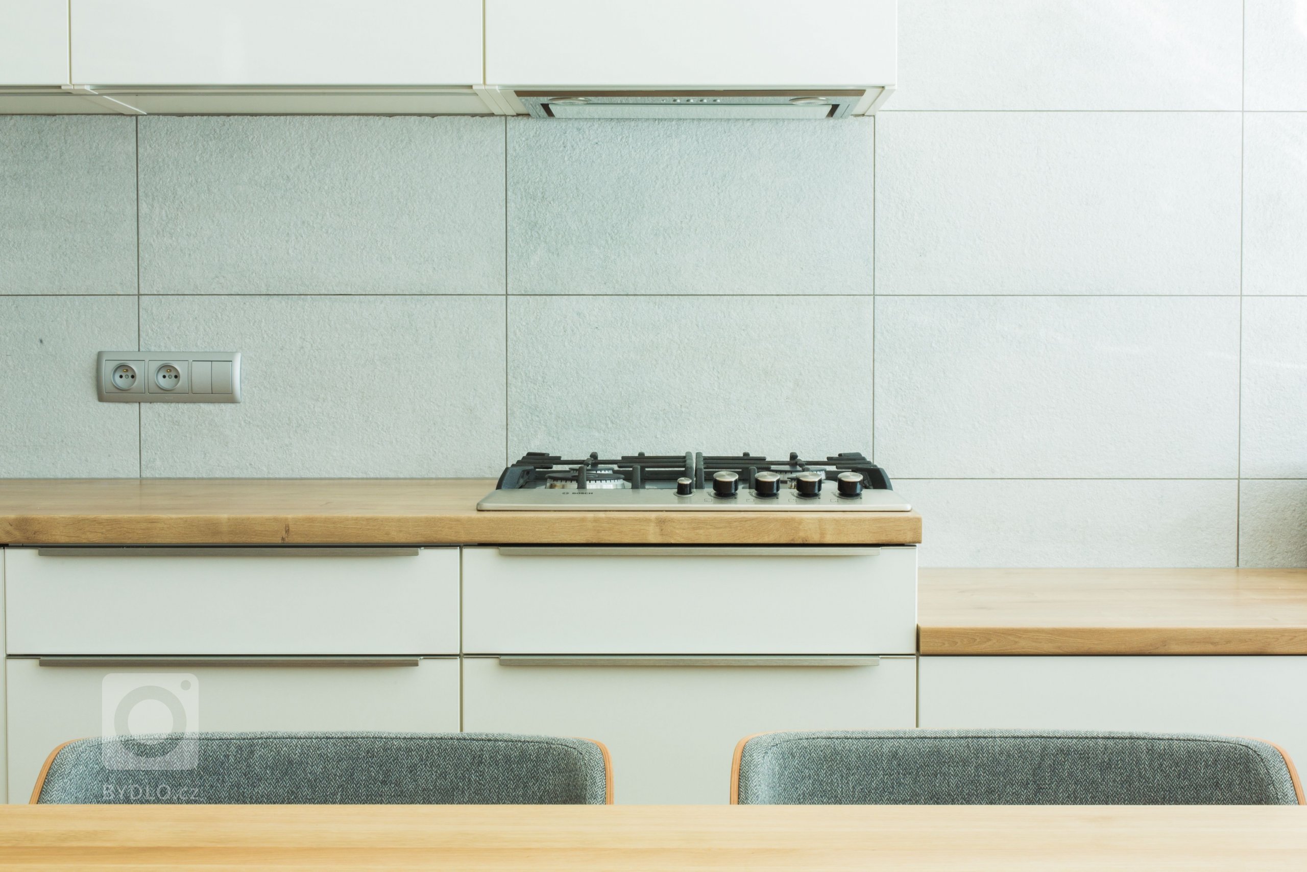 Panelákovému bytu hodně prospělo zbourání příčky mezi kuchyní a obývákem. Prostor se tak pěkně otevřel a já klientce pomohla navrhnout jak praktickou kuchyň,…