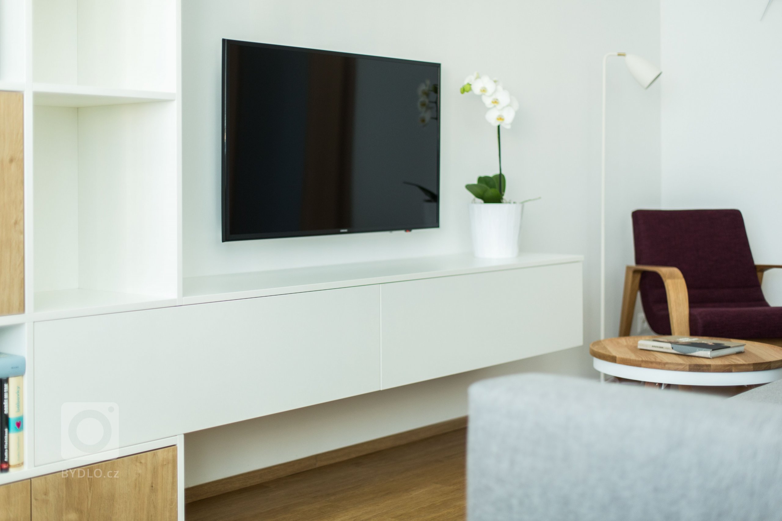 Panelákovému bytu hodně prospělo zbourání příčky mezi kuchyní a obývákem. Prostor se tak pěkně otevřel a já klientce pomohla navrhnout jak praktickou kuchyň,…