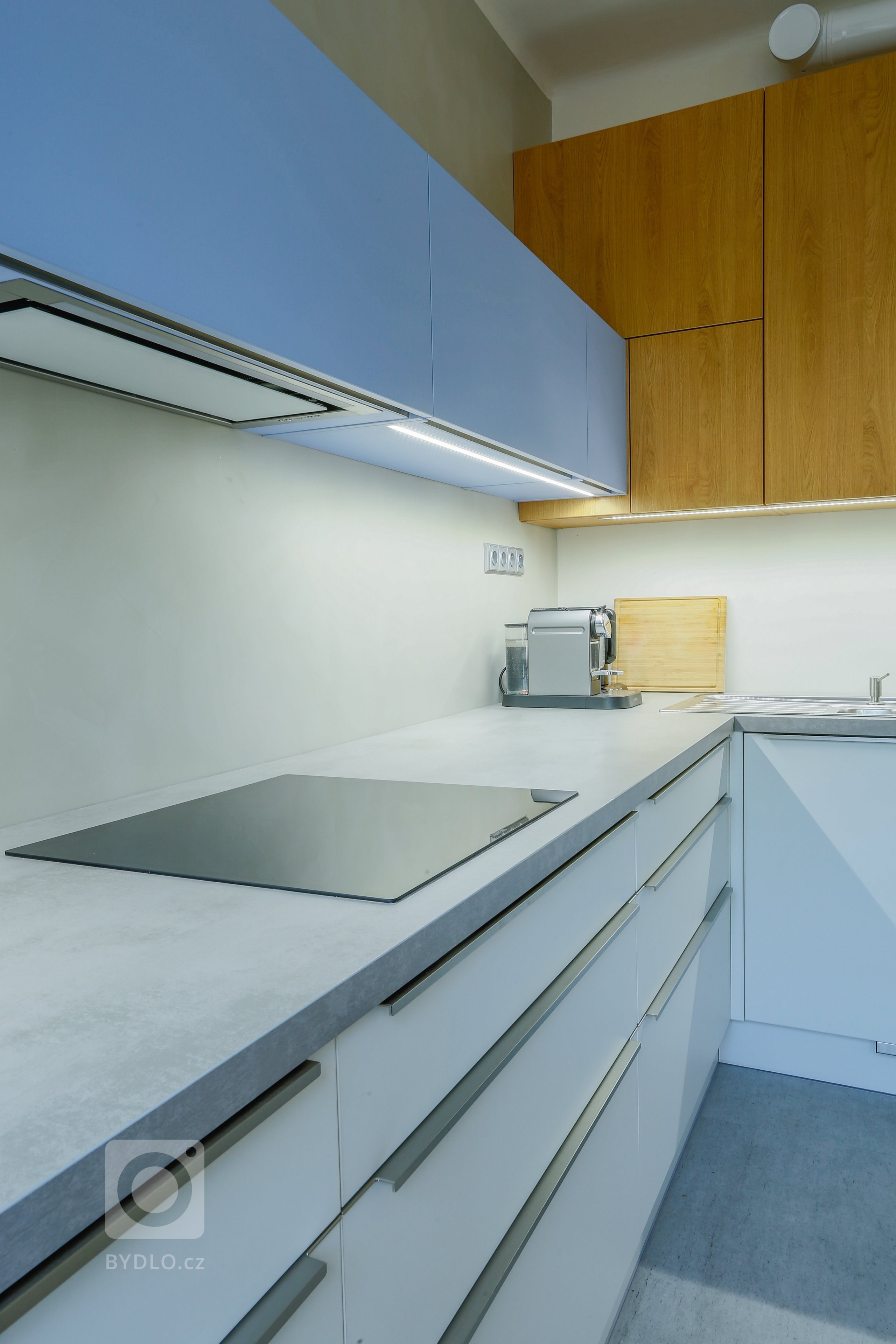 Rekonstrukci téhle kuchyně jsme vzali doslova od podlahy. Prostor celkově prokoukl i díky barvám a použitým materiálům. Opticky tomu nejvíce pomohla dominantní…