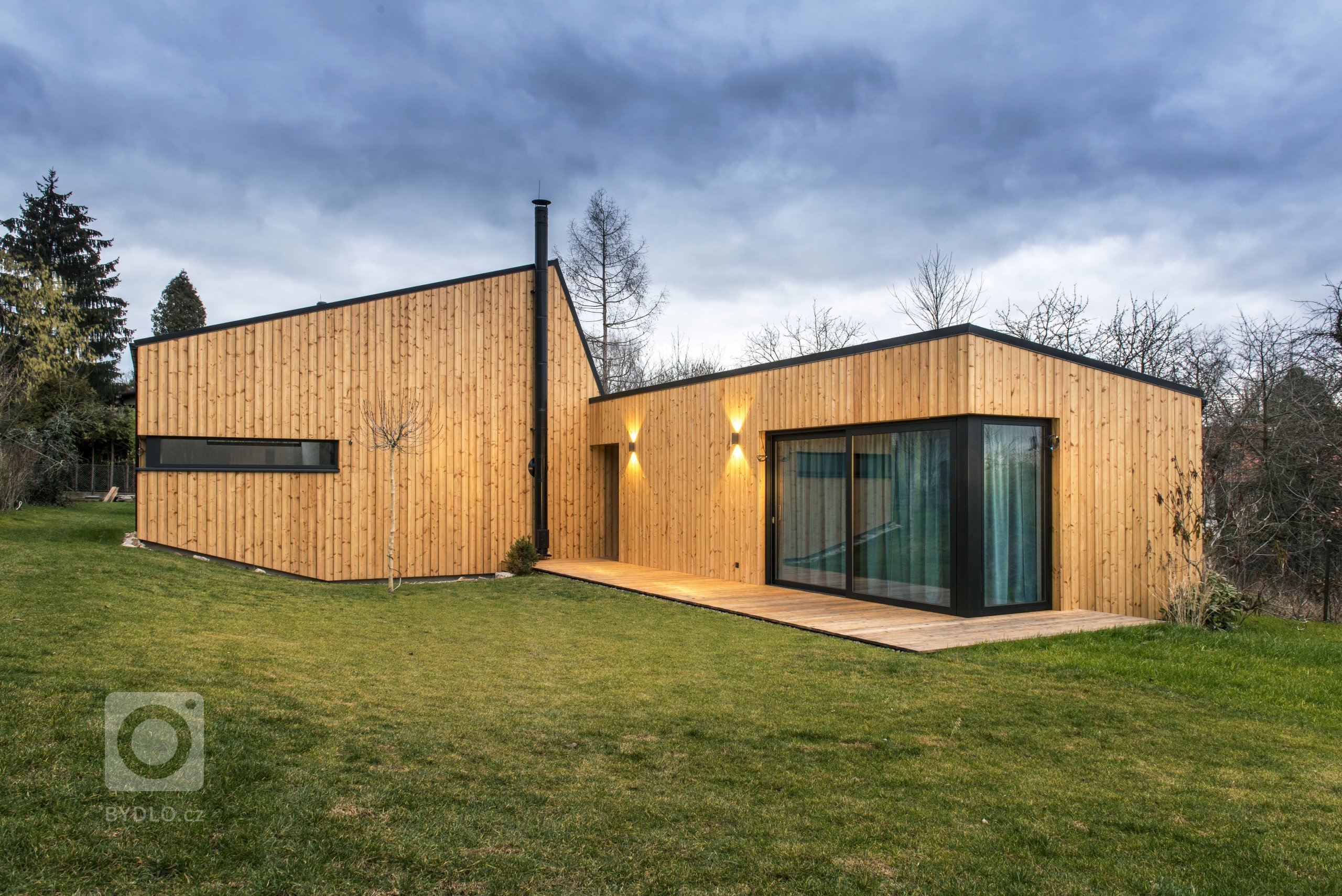 Nízkoenergetická dřevostavba ve tvaru písmene L je umístěna tak, aby měla co největší přísun slunečního světla. Dům se skládá ze dvou objektů s rozdílnými…