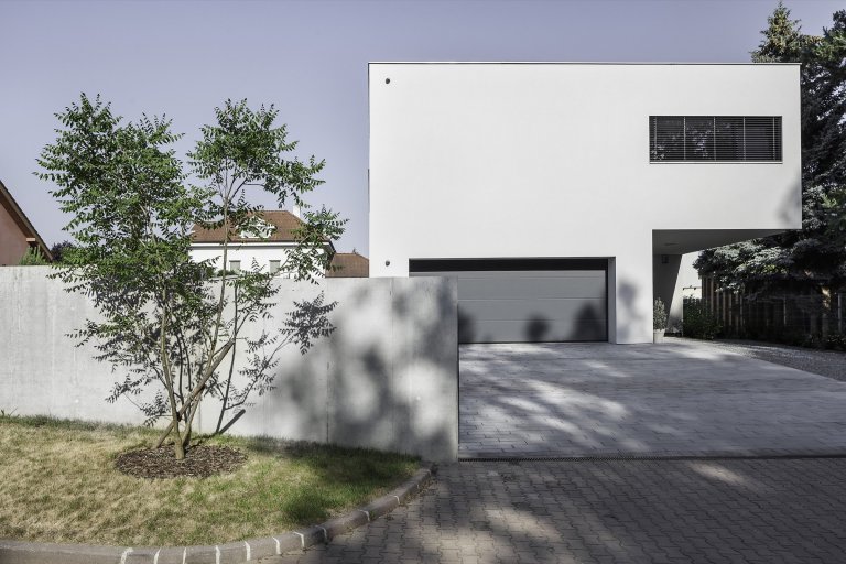 Rodinná vila v Petrovicích, se nachází v&nbsp;blízkosti vodní nádrže Hostivař, je zasazena do relativně malého rovinatého pozemku vilové čtvrti.

Velikost…