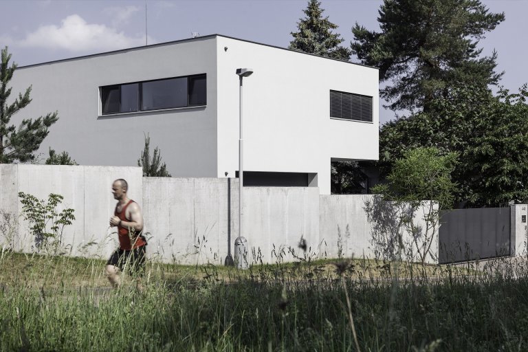 Rodinná vila v Petrovicích, se nachází v&nbsp;blízkosti vodní nádrže Hostivař, je zasazena do relativně malého rovinatého pozemku vilové čtvrti.

Velikost…