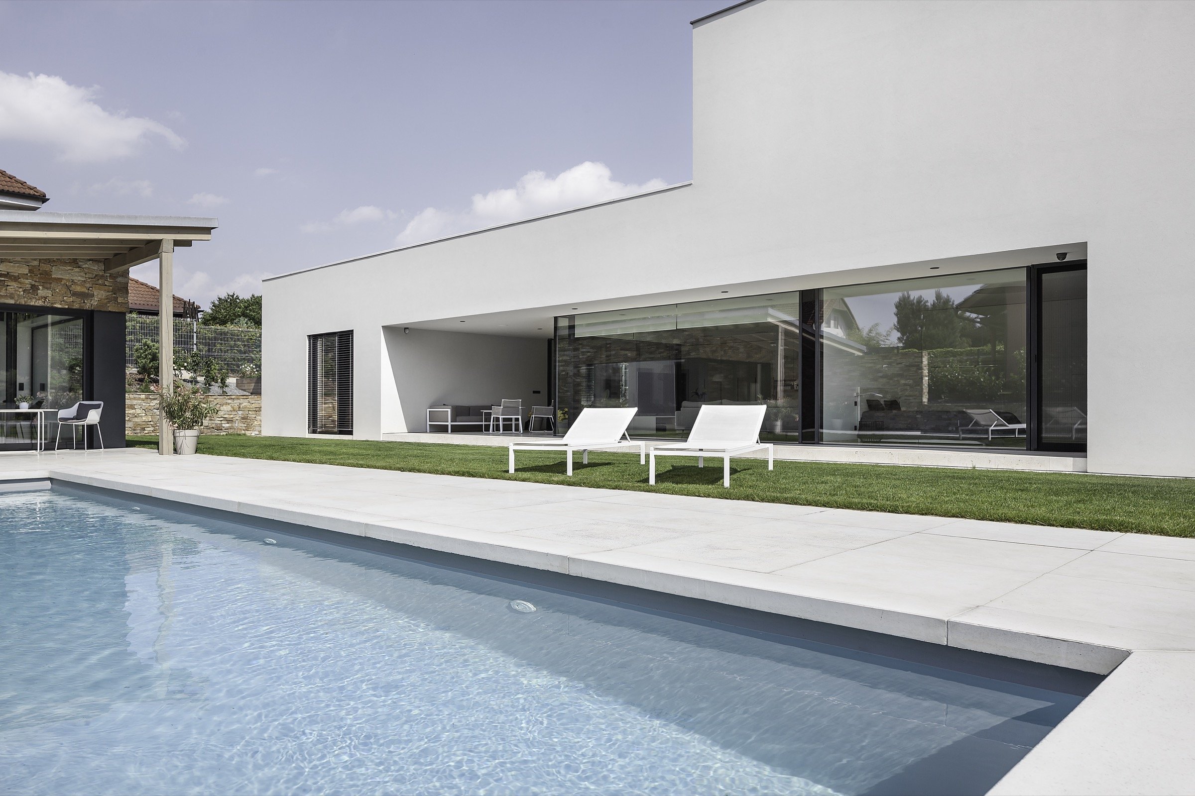 Rodinná vila v Petrovicích, se nachází v&nbsp;blízkosti vodní nádrže Hostivař, je zasazena do relativně malého rovinatého pozemku vilové čtvrti.

Velikost…