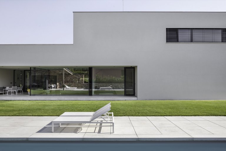 Rodinná vila v Petrovicích, se nachází v&nbsp;blízkosti vodní nádrže Hostivař, je zasazena do relativně malého rovinatého pozemku vilové čtvrti.

Velikost…