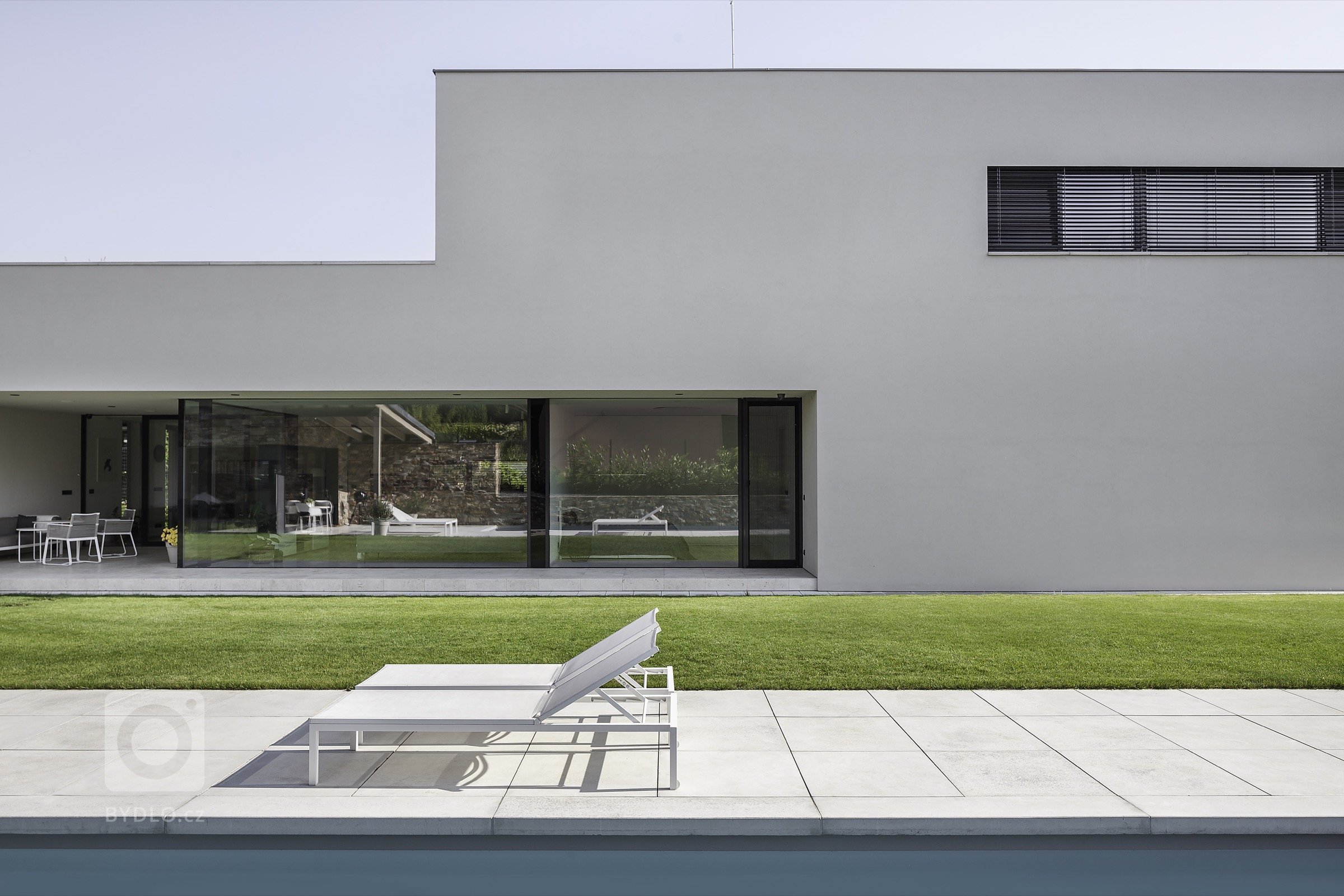 Rodinná vila v Petrovicích, se nachází v&nbsp;blízkosti vodní nádrže Hostivař, je zasazena do relativně malého rovinatého pozemku vilové čtvrti.

Velikost…