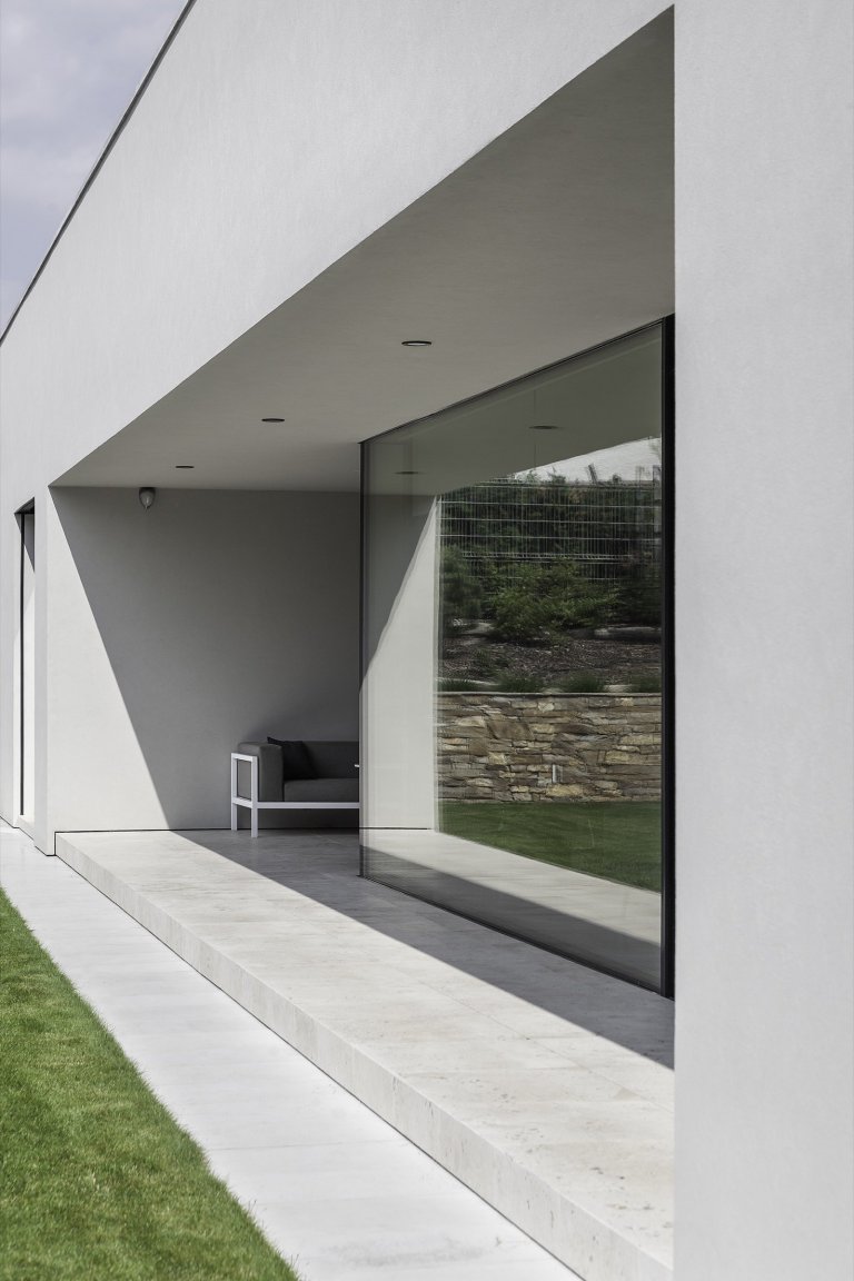 Rodinná vila v Petrovicích, se nachází v&nbsp;blízkosti vodní nádrže Hostivař, je zasazena do relativně malého rovinatého pozemku vilové čtvrti.

Velikost…