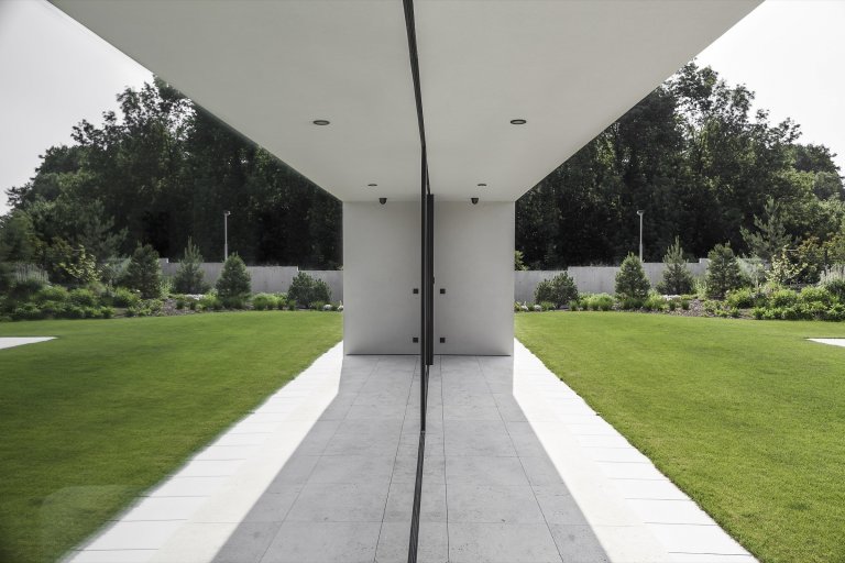 Rodinná vila v Petrovicích, se nachází v&nbsp;blízkosti vodní nádrže Hostivař, je zasazena do relativně malého rovinatého pozemku vilové čtvrti.

Velikost…