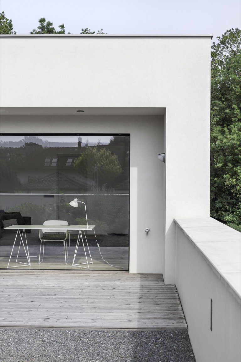 Rodinná vila v Petrovicích, se nachází v&nbsp;blízkosti vodní nádrže Hostivař, je zasazena do relativně malého rovinatého pozemku vilové čtvrti.

Velikost…