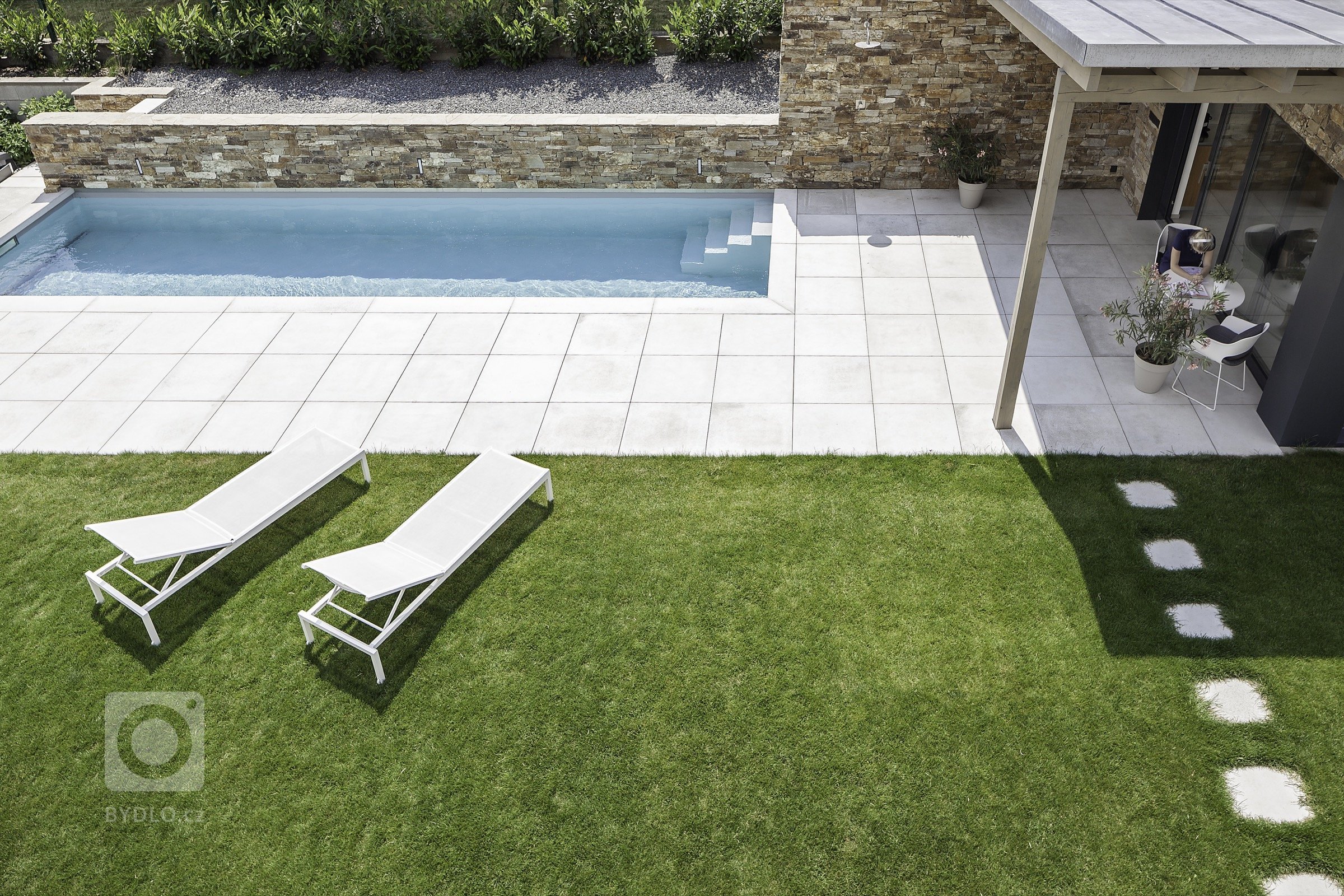 Rodinná vila v Petrovicích, se nachází v&nbsp;blízkosti vodní nádrže Hostivař, je zasazena do relativně malého rovinatého pozemku vilové čtvrti.

Velikost…