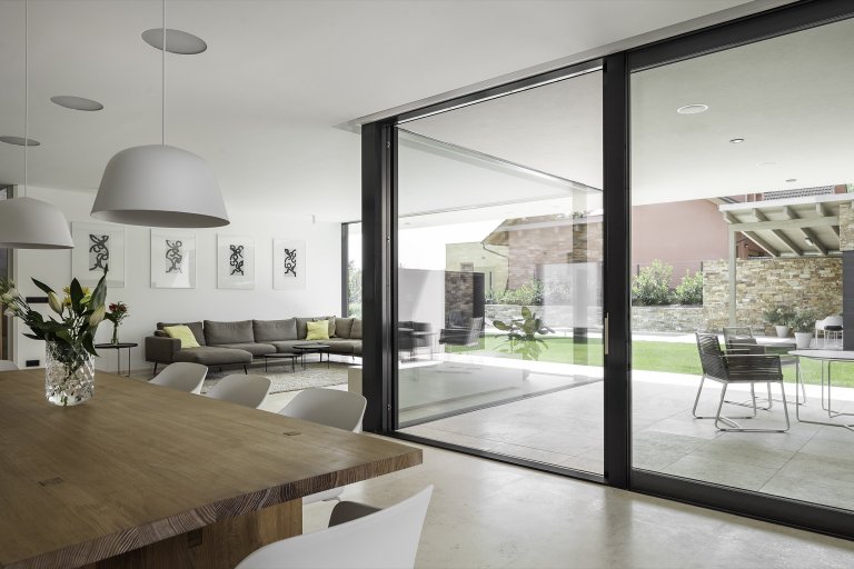 Rodinná vila v Petrovicích, se nachází v&nbsp;blízkosti vodní nádrže Hostivař, je zasazena do relativně malého rovinatého pozemku vilové čtvrti.

Velikost…