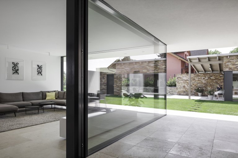 Rodinná vila v Petrovicích, se nachází v&nbsp;blízkosti vodní nádrže Hostivař, je zasazena do relativně malého rovinatého pozemku vilové čtvrti.

Velikost…