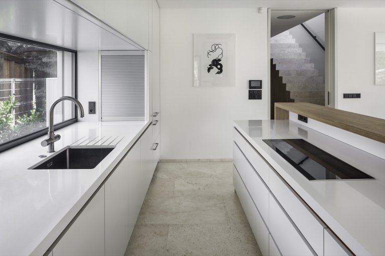 Rodinná vila v Petrovicích, se nachází v&nbsp;blízkosti vodní nádrže Hostivař, je zasazena do relativně malého rovinatého pozemku vilové čtvrti.

Velikost…