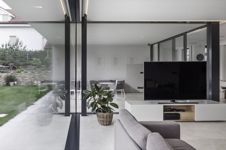 Rodinná vila v Petrovicích, se nachází v&nbsp;blízkosti vodní nádrže Hostivař, je zasazena do relativně malého rovinatého pozemku vilové čtvrti.

Velikost…