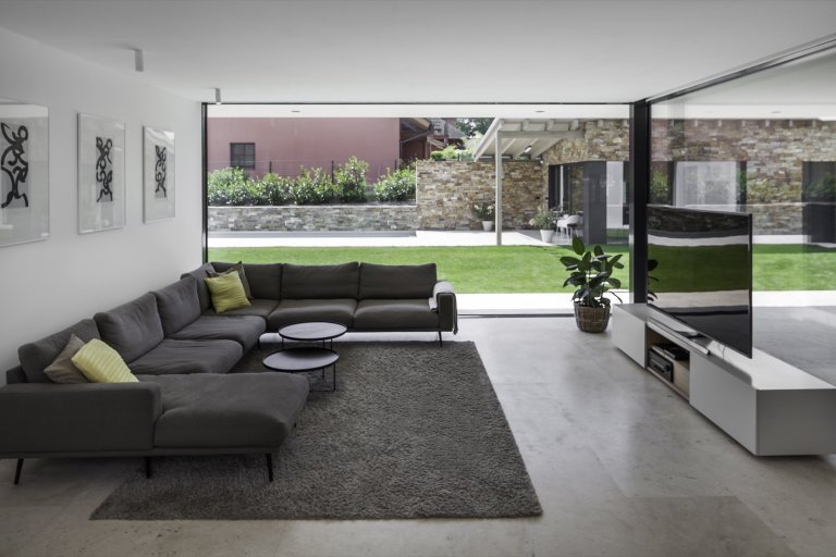 Rodinná vila v Petrovicích, se nachází v&nbsp;blízkosti vodní nádrže Hostivař, je zasazena do relativně malého rovinatého pozemku vilové čtvrti.

Velikost…