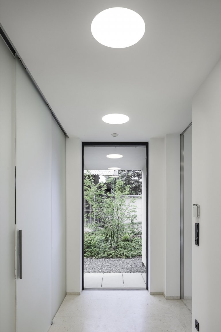 Rodinná vila v Petrovicích, se nachází v&nbsp;blízkosti vodní nádrže Hostivař, je zasazena do relativně malého rovinatého pozemku vilové čtvrti.

Velikost…