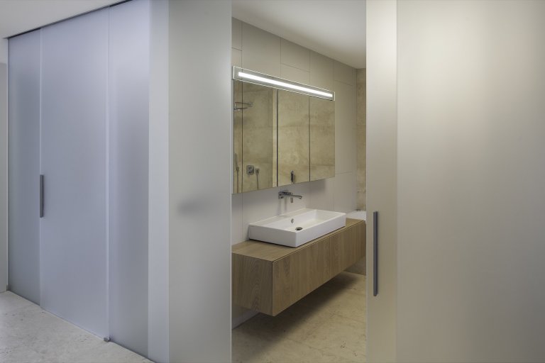 Rodinná vila v Petrovicích, se nachází v&nbsp;blízkosti vodní nádrže Hostivař, je zasazena do relativně malého rovinatého pozemku vilové čtvrti.

Velikost…