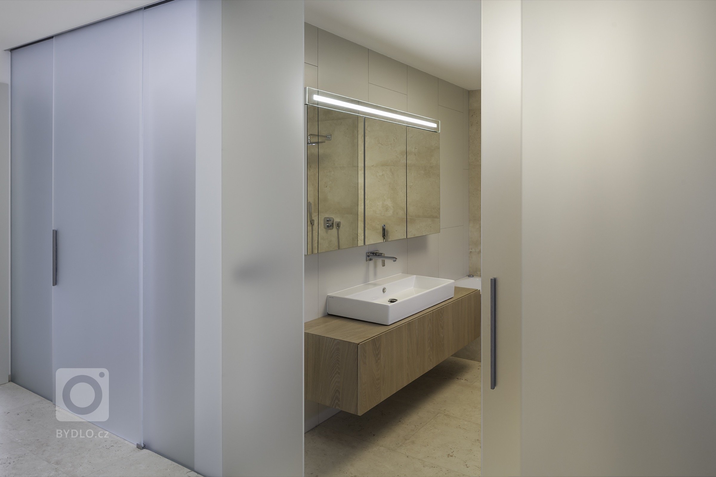 Rodinná vila v Petrovicích, se nachází v&nbsp;blízkosti vodní nádrže Hostivař, je zasazena do relativně malého rovinatého pozemku vilové čtvrti.

Velikost…