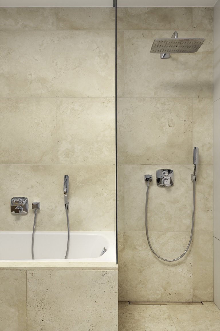 Rodinná vila v Petrovicích, se nachází v&nbsp;blízkosti vodní nádrže Hostivař, je zasazena do relativně malého rovinatého pozemku vilové čtvrti.

Velikost…