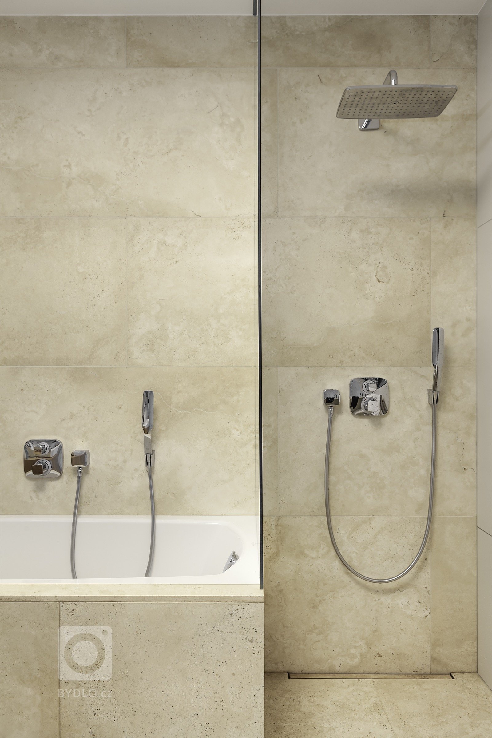 Rodinná vila v Petrovicích, se nachází v&nbsp;blízkosti vodní nádrže Hostivař, je zasazena do relativně malého rovinatého pozemku vilové čtvrti.

Velikost…