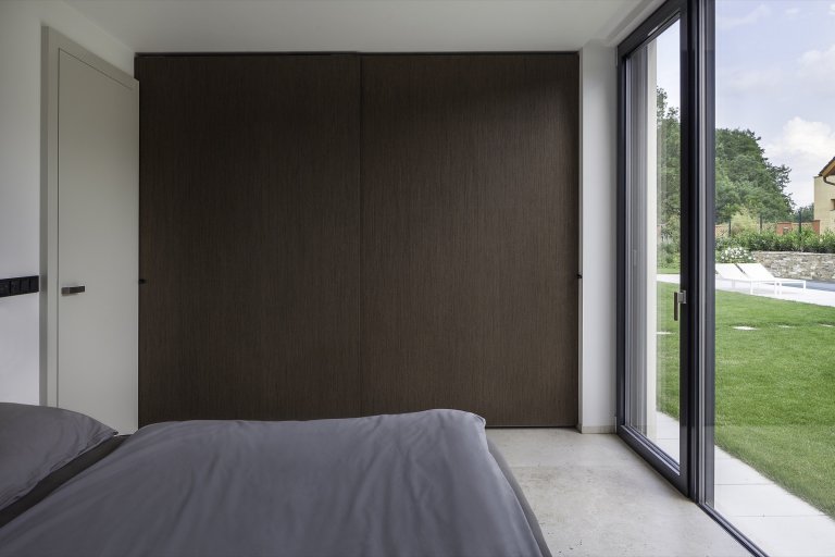 Rodinná vila v Petrovicích, se nachází v&nbsp;blízkosti vodní nádrže Hostivař, je zasazena do relativně malého rovinatého pozemku vilové čtvrti.

Velikost…