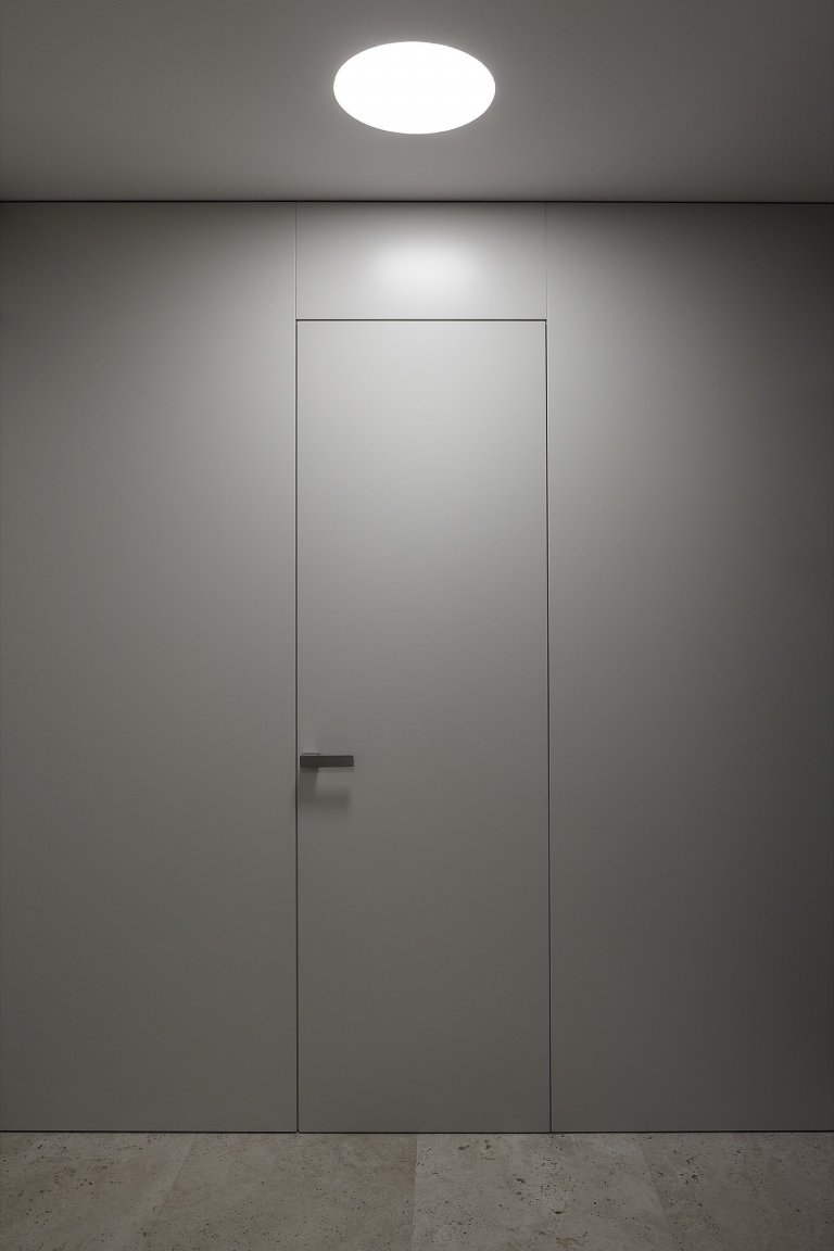 Rodinná vila v Petrovicích, se nachází v&nbsp;blízkosti vodní nádrže Hostivař, je zasazena do relativně malého rovinatého pozemku vilové čtvrti.

Velikost…