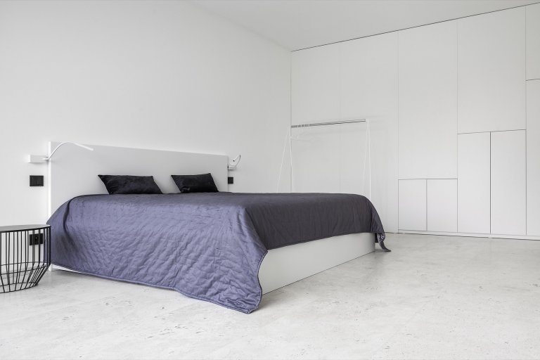 Rodinná vila v Petrovicích, se nachází v&nbsp;blízkosti vodní nádrže Hostivař, je zasazena do relativně malého rovinatého pozemku vilové čtvrti.

Velikost…