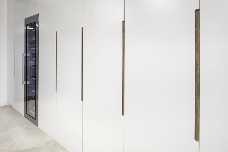 Rodinná vila v Petrovicích, se nachází v&nbsp;blízkosti vodní nádrže Hostivař, je zasazena do relativně malého rovinatého pozemku vilové čtvrti.

Velikost…