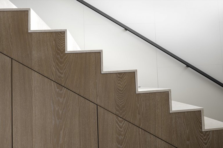 Rodinná vila v Petrovicích, se nachází v&nbsp;blízkosti vodní nádrže Hostivař, je zasazena do relativně malého rovinatého pozemku vilové čtvrti.

Velikost…