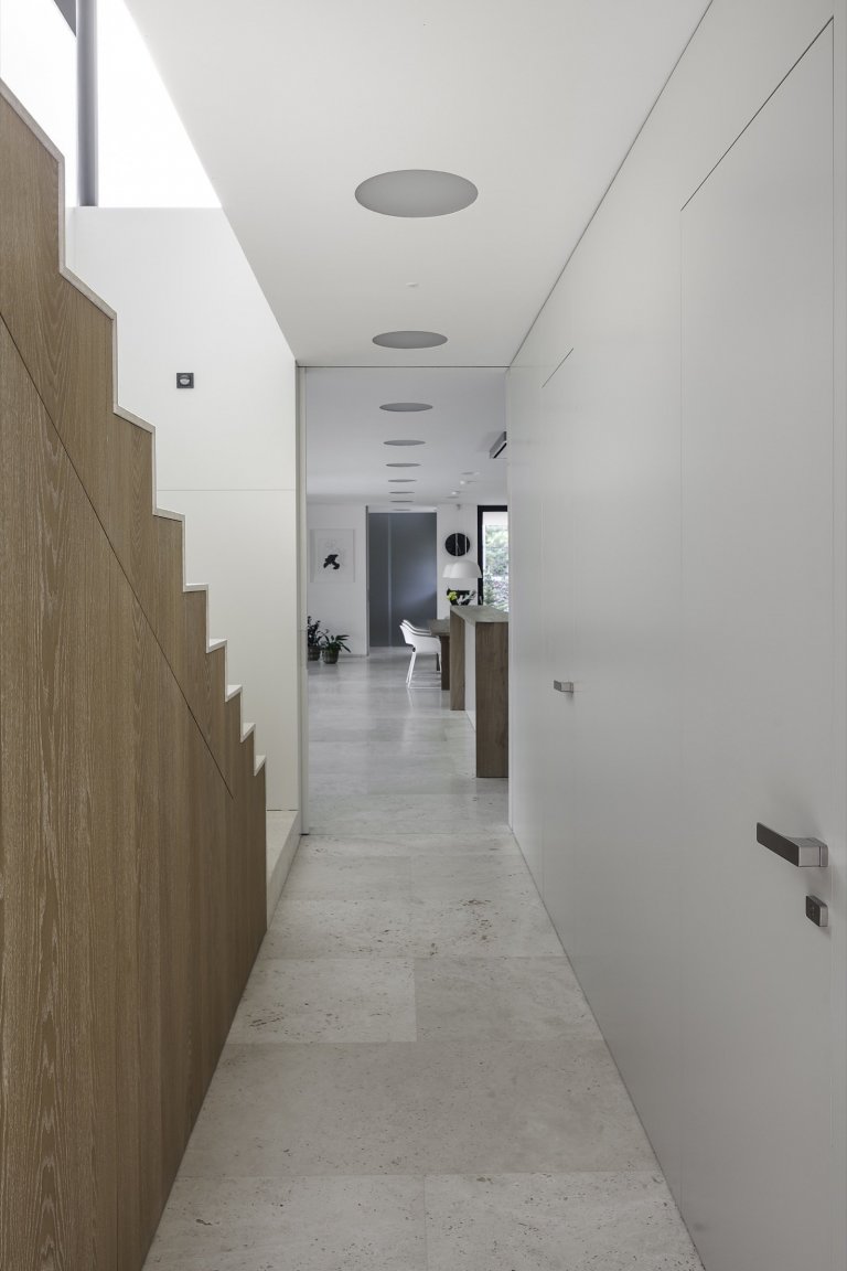 Rodinná vila v Petrovicích, se nachází v&nbsp;blízkosti vodní nádrže Hostivař, je zasazena do relativně malého rovinatého pozemku vilové čtvrti.

Velikost…