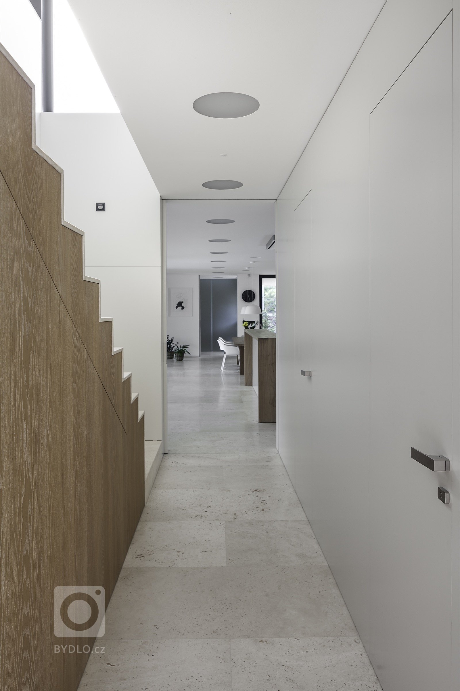 Rodinná vila v Petrovicích, se nachází v&nbsp;blízkosti vodní nádrže Hostivař, je zasazena do relativně malého rovinatého pozemku vilové čtvrti.

Velikost…