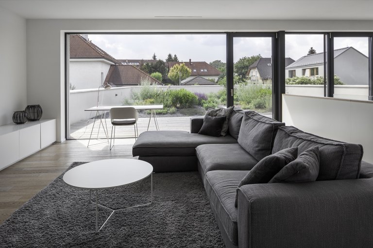 Rodinná vila v Petrovicích, se nachází v&nbsp;blízkosti vodní nádrže Hostivař, je zasazena do relativně malého rovinatého pozemku vilové čtvrti.

Velikost…