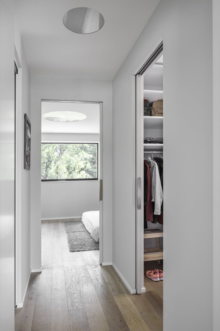 Rodinná vila v Petrovicích, se nachází v&nbsp;blízkosti vodní nádrže Hostivař, je zasazena do relativně malého rovinatého pozemku vilové čtvrti.

Velikost…