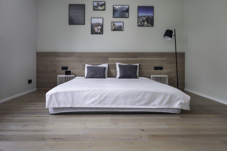 Rodinná vila v Petrovicích, se nachází v&nbsp;blízkosti vodní nádrže Hostivař, je zasazena do relativně malého rovinatého pozemku vilové čtvrti.

Velikost…