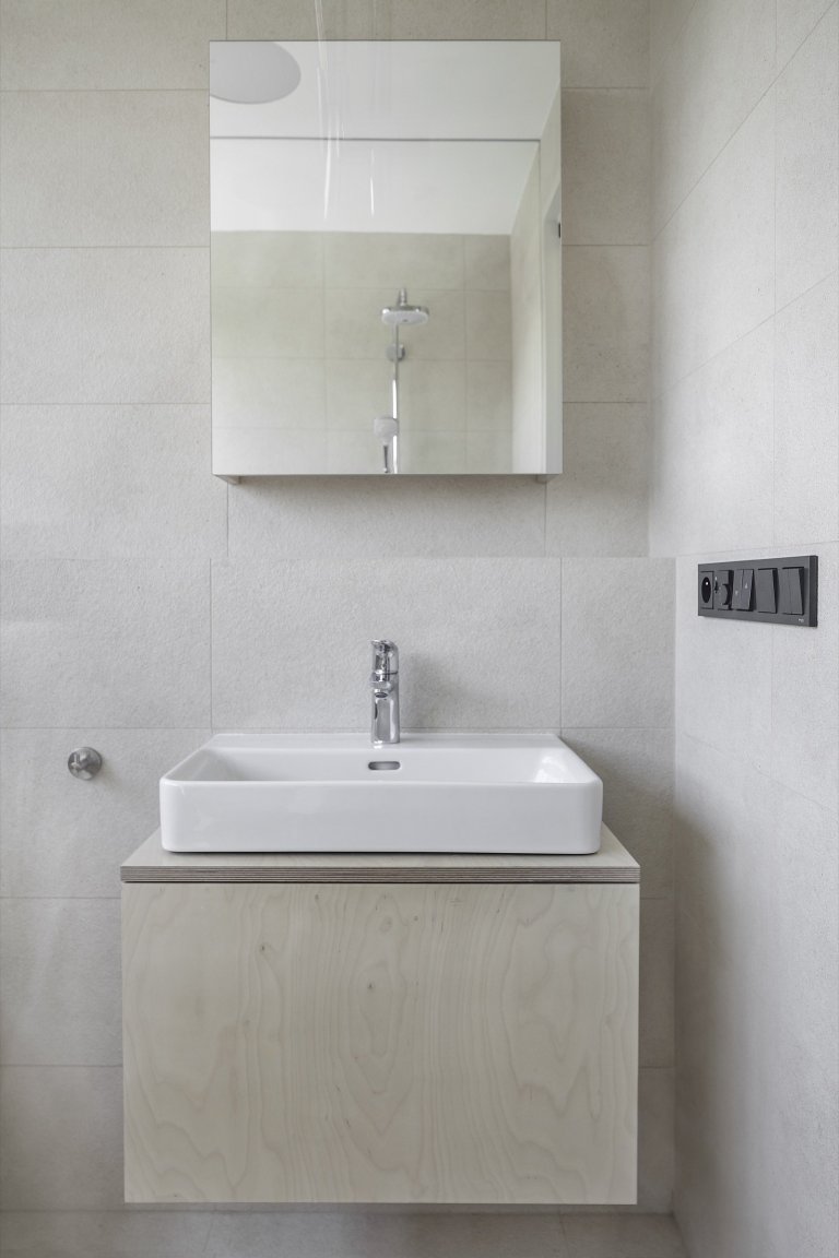 Rodinná vila v Petrovicích, se nachází v&nbsp;blízkosti vodní nádrže Hostivař, je zasazena do relativně malého rovinatého pozemku vilové čtvrti.

Velikost…