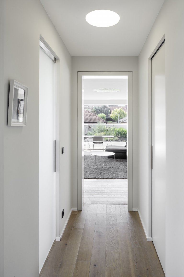 Rodinná vila v Petrovicích, se nachází v&nbsp;blízkosti vodní nádrže Hostivař, je zasazena do relativně malého rovinatého pozemku vilové čtvrti.

Velikost…