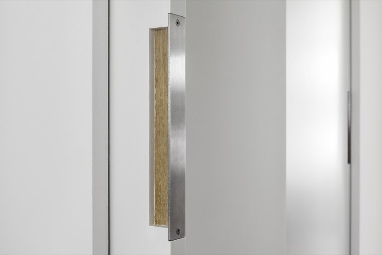 Rodinná vila v Petrovicích, se nachází v&nbsp;blízkosti vodní nádrže Hostivař, je zasazena do relativně malého rovinatého pozemku vilové čtvrti.

Velikost…