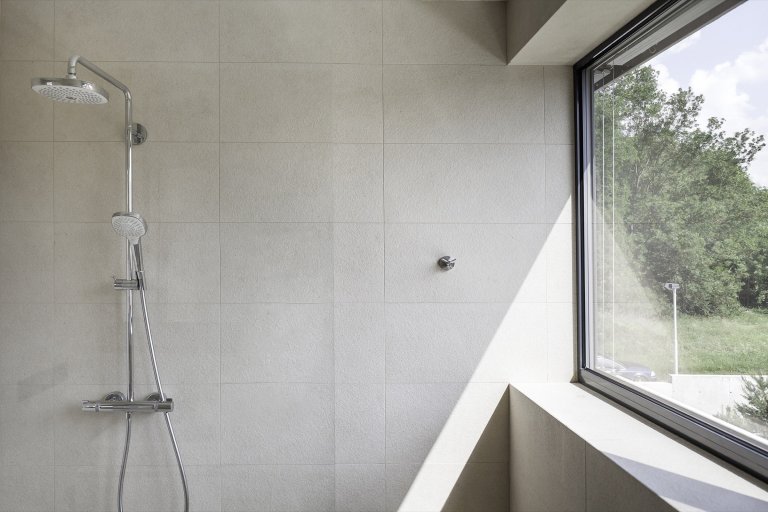 Rodinná vila v Petrovicích, se nachází v&nbsp;blízkosti vodní nádrže Hostivař, je zasazena do relativně malého rovinatého pozemku vilové čtvrti.

Velikost…