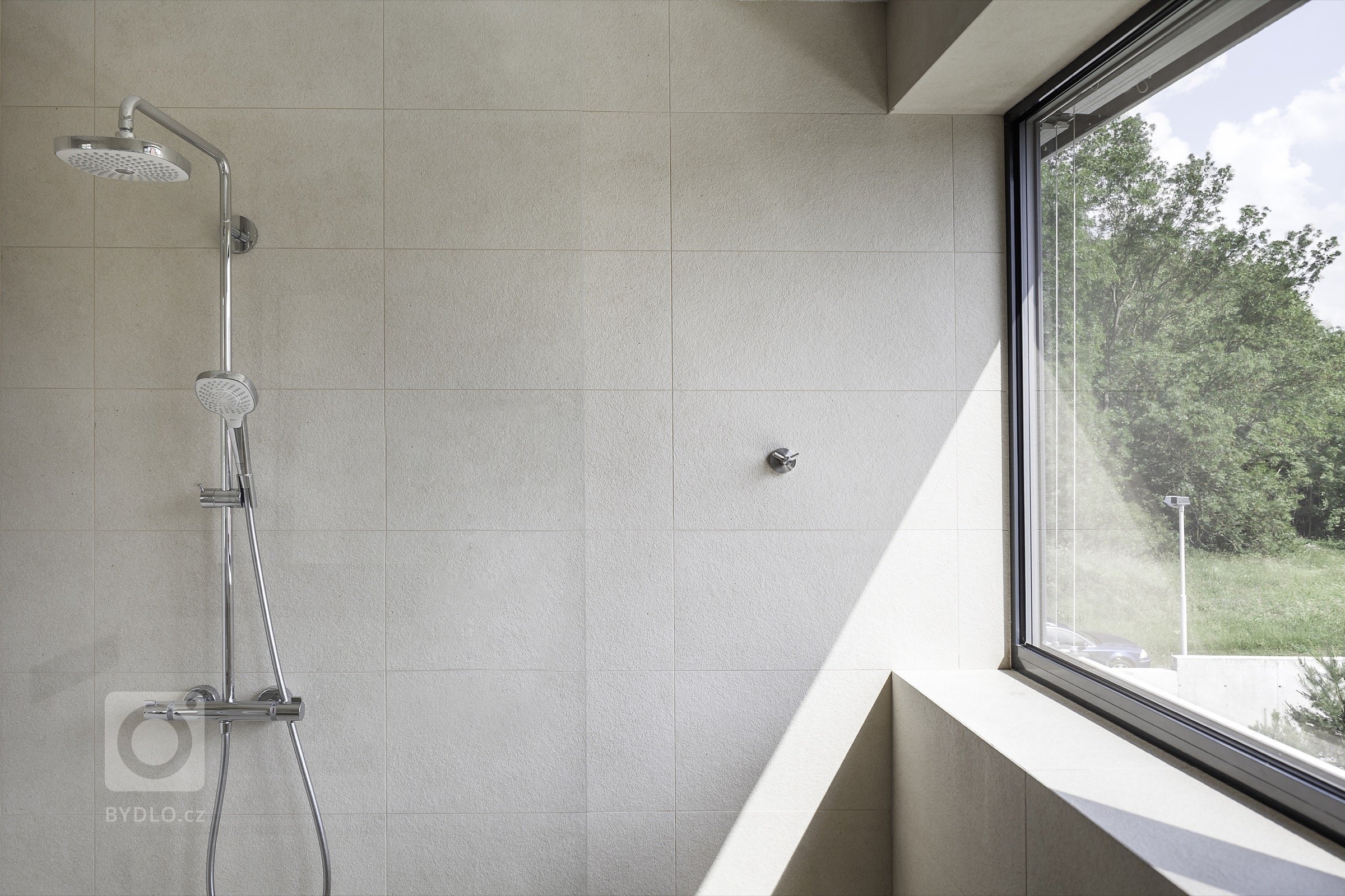 Rodinná vila v Petrovicích, se nachází v&nbsp;blízkosti vodní nádrže Hostivař, je zasazena do relativně malého rovinatého pozemku vilové čtvrti.

Velikost…