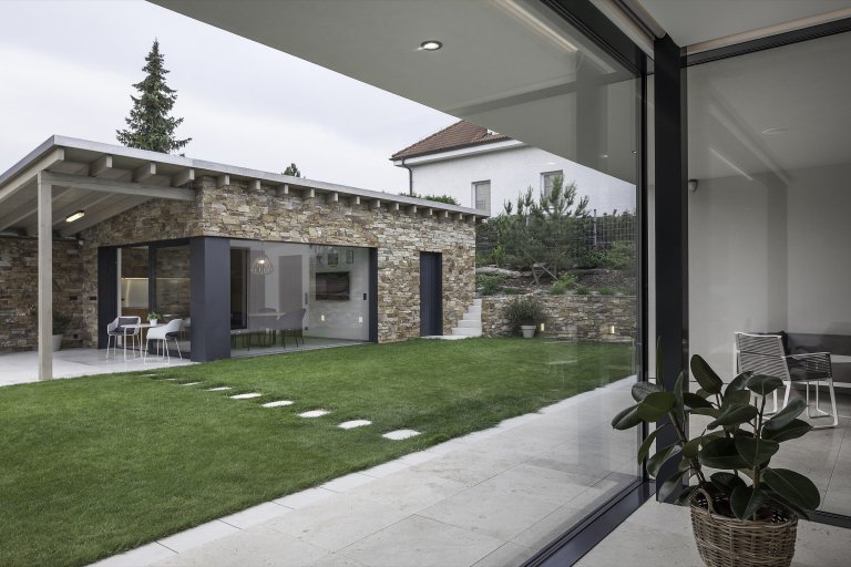 Rodinná vila v Petrovicích, se nachází v&nbsp;blízkosti vodní nádrže Hostivař, je zasazena do relativně malého rovinatého pozemku vilové čtvrti.

Velikost…