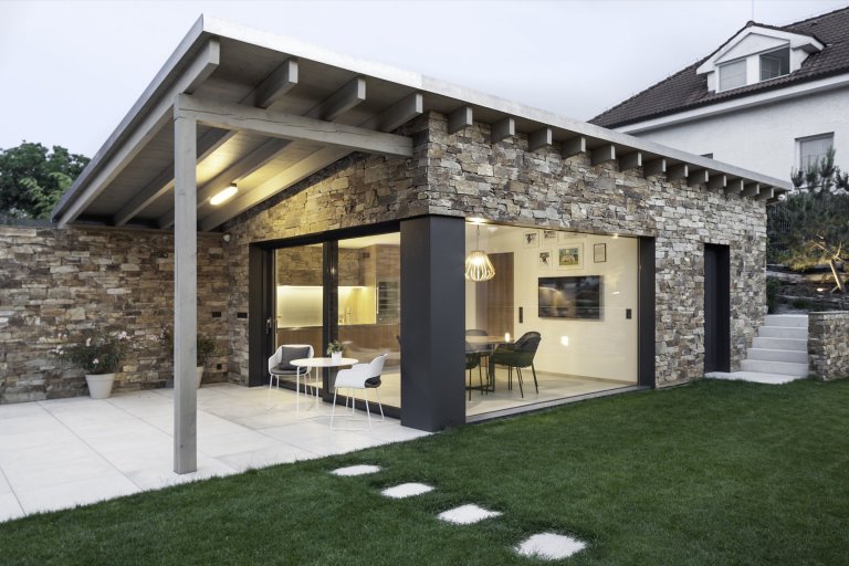 Rodinná vila v Petrovicích, se nachází v&nbsp;blízkosti vodní nádrže Hostivař, je zasazena do relativně malého rovinatého pozemku vilové čtvrti.

Velikost…